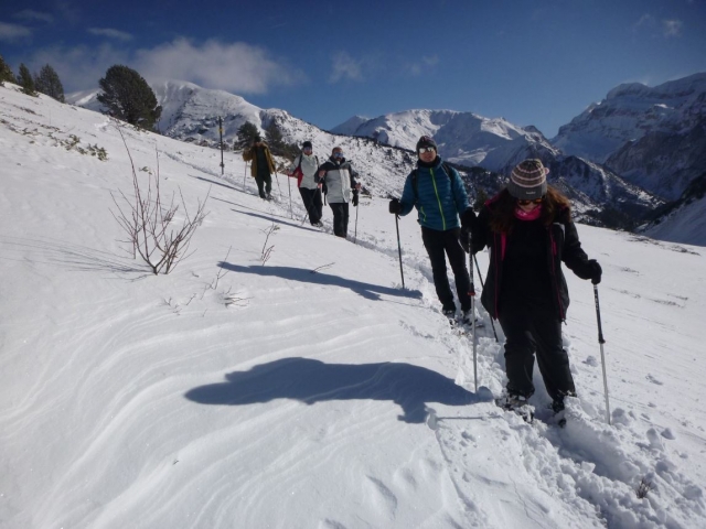  Descente de la montagne en raquettes 